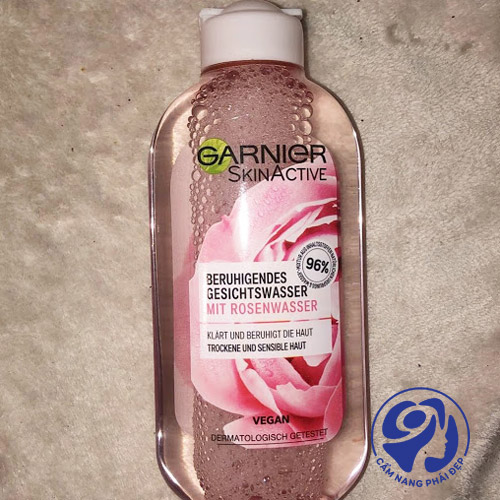 Nước hoa hồng Garnier màu hồng